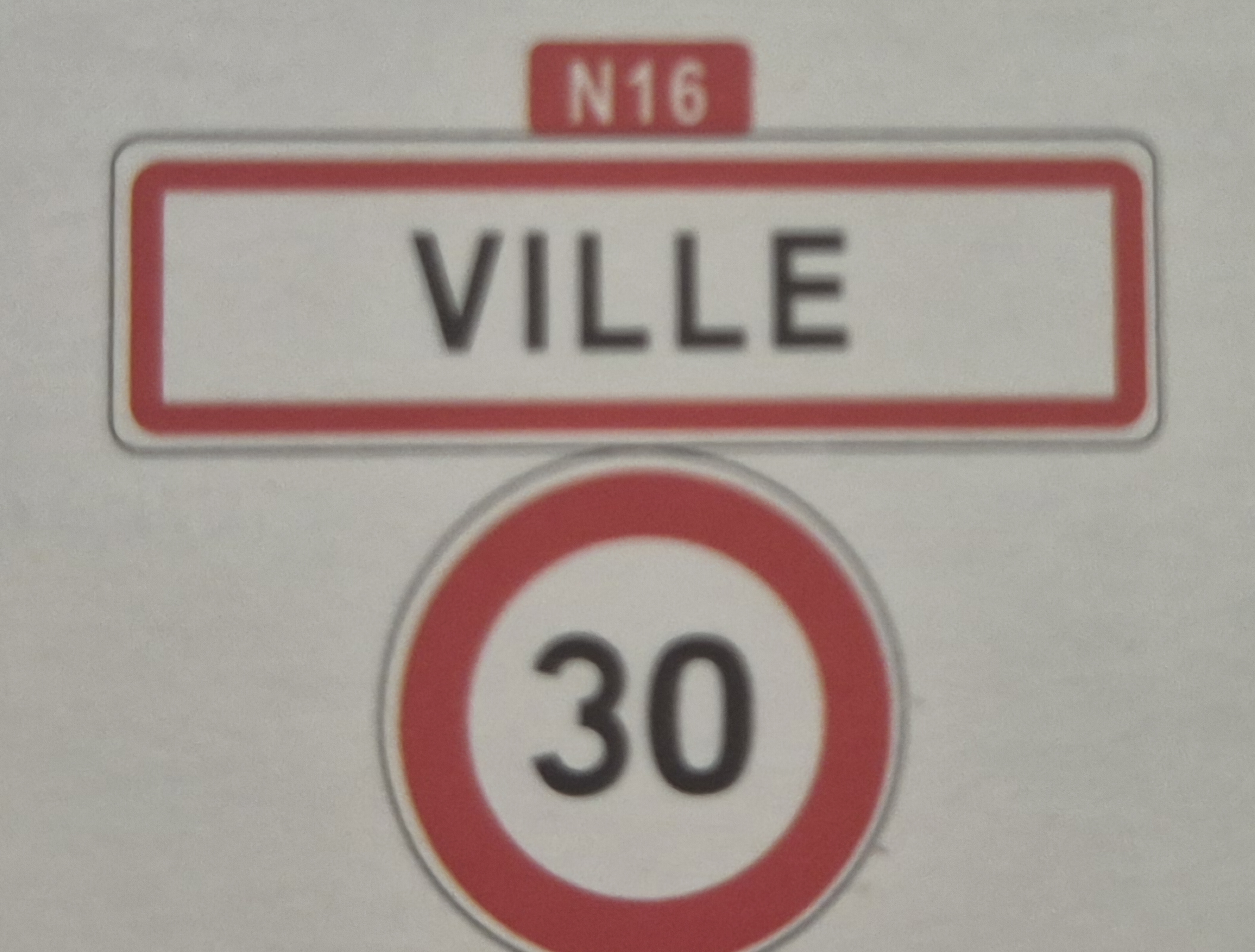 <p>Commence au panneau jusqu'à la prochaine intersection ou au signal de fin d'interdiction.</p><p class="has-focus"></p><p class="has-focus is-empty">Exception: obligation sous entrée d'agglomération s'applique dans toute l'agglomération, si après entrée alors juste dans la rue</p>