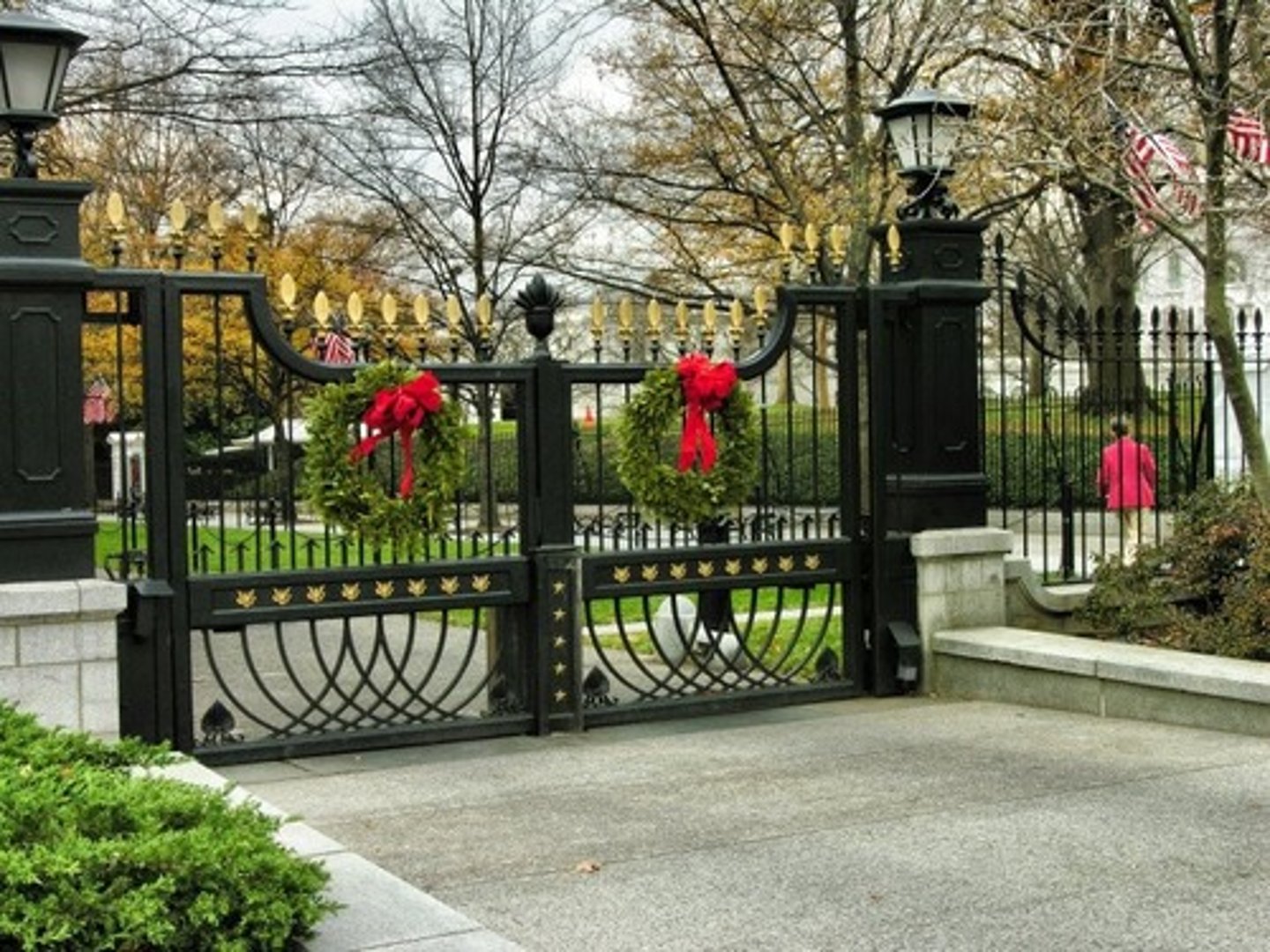 <p>gate, entrance</p>