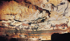 <p>inconsistent in size and move in different directions; colored silhouettes and outline drawings; probably painted at different times by different painters; Prehistoric painters consistently represented animals in strict profile, the only view showing the head, body, tail, and all four legs; both horns are included to give a complete picture of the bull</p>