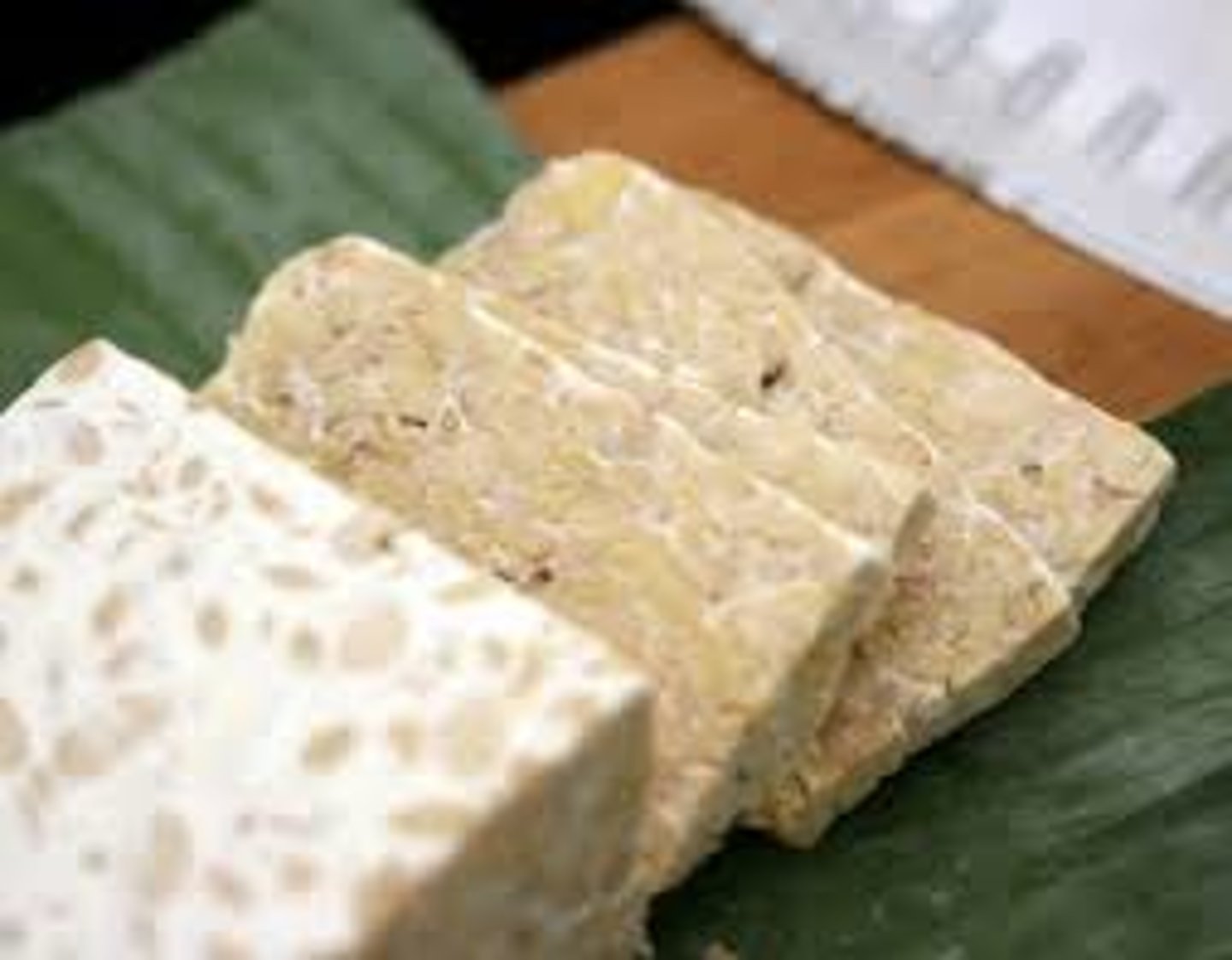 <p>/ˈtem.peɪ/ noun (uncountable)</p><p>A high-protein food made from fermented soybeans, originally from Indonesia.</p><p>tương nén</p><p>grill/fry/fermented tempeh</p>