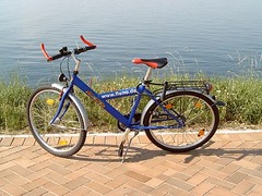 <p>ein Fahrzeug mit zwei Rädern</p>