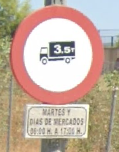 <p><strong>ENTRADA PROHIBIDA A VEHÍCULOS DESTINADOS AL TRANSPORTE DE MERCANCÍAS CON MASA MÁXIMA AUTORIZADA SUPERIOR A LA INDICADA:</strong> Prohibida la entrada a vehículos destinados al transporte de mercancías si su masa máxima autorizada es superior a 3,5 toneladas, los martes y días de mercado de 06:00 h. a 17:00 h.</p>