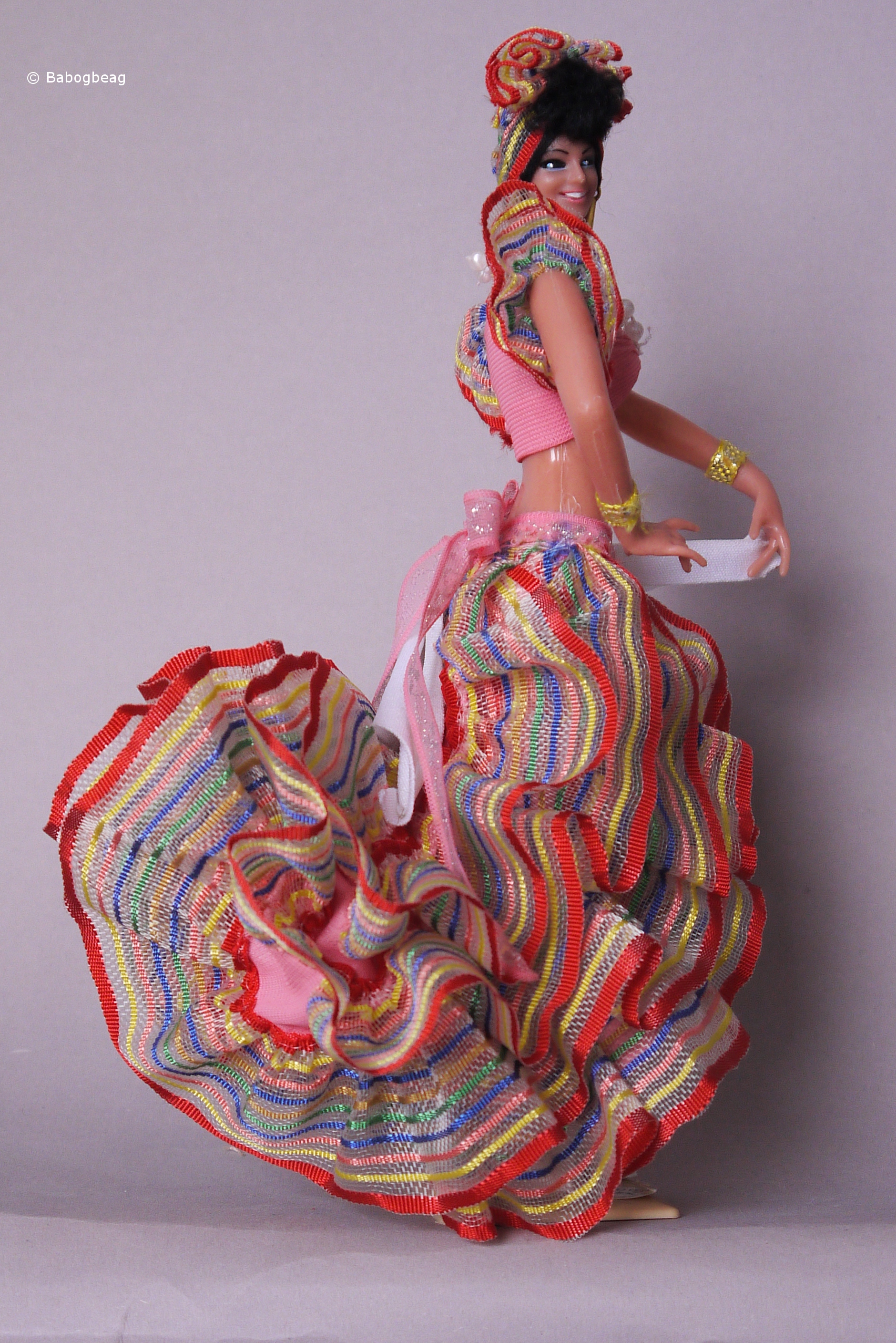 <p>Mantón (shawl)</p><p>Pañuelo (headscarf)</p>