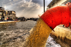 <p>n nước thải Untreated sewage can contaminate marine habitats.</p>