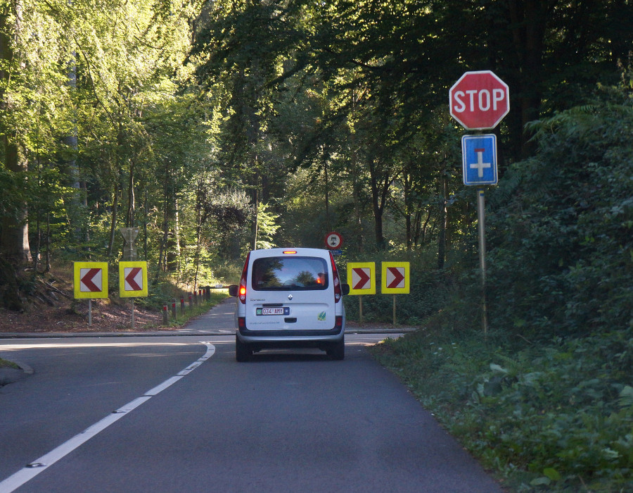 <p>Een stopbord betekent </p>