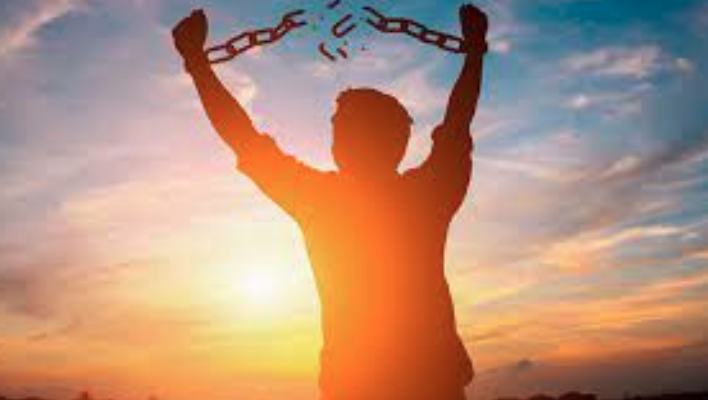 <p>You have to find other ways to allow the stress to _ _ _ your inner core. (break)<br>Con phải tìm những cách khác để cho phép sự căng thẳng thoát ra khỏi tâm hồn bên trong con.</p><p>──────────────────</p><p><span data-name="small_blue_diamond" data-type="emoji">🔹</span> Từ gốc: /breɪk friː frɒm/</p><p><span data-name="small_blue_diamond" data-type="emoji">🔹</span> Nghĩa Anh: to <mark data-color="yellow" style="background-color: yellow; color: inherit;">escape from something</mark> that holds or restricts you</p><p><span data-name="small_blue_diamond" data-type="emoji">🔹</span> Nghĩa Việt: thoát khỏi, giải thoát khỏi</p><p><span data-name="bulb" data-type="emoji">💡</span> Ngữ pháp: break free from sth: Giải phóng bản thân khỏi căng thẳng/kìm kẹp.<br><mark data-color="yellow" style="background-color: yellow; color: inherit;">Symnonyms</mark><br><span><strong>Escape from</strong>:</span></p><ul><li><p><span><strong>Break loose from</strong>: </span></p></li><li><p><span><strong>Get away from</strong>: </span></p></li><li><p><span><strong>Liberate oneself from</strong>: </span></p></li><li><p><span><strong>Slip away from</strong>: </span></p></li></ul><p></p>