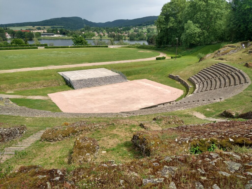 <p>teatr w Augustodunum</p><p>wbudowany we wzgórze </p><p></p>