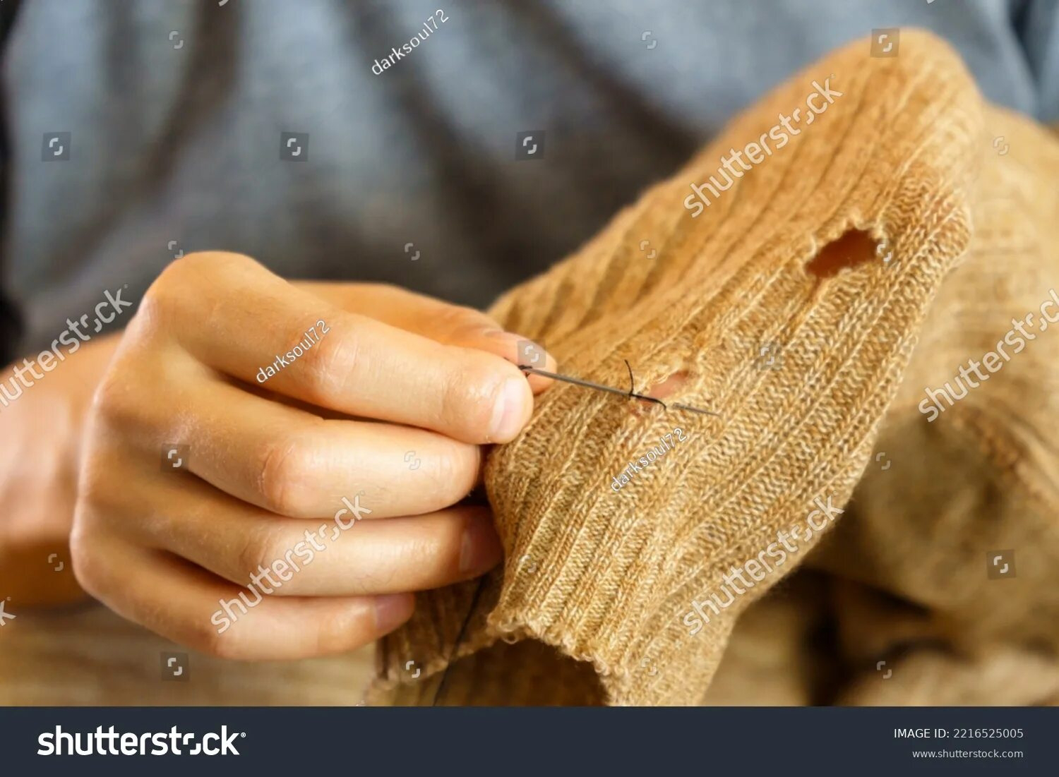 <p>To repair, patch, or fix damaged items, most commonly clothes, garments, or household textiles.</p><p>[ˈmen.dɪŋ]</p>