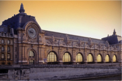 <p>Autrefois ce musée était une gare qu-on a transformée en musée d'art en 1986. On y trouvera de beaux tableaux, surtout des impressionnistes, mais aussi des scuptures, des exemples d'architecture, et des expositions spéciales.</p>