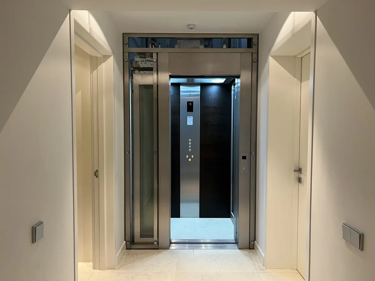 <p>ACCOMODATE > ACOMMODATION \\\\ The hotel can accommodate 200 guests.</p>