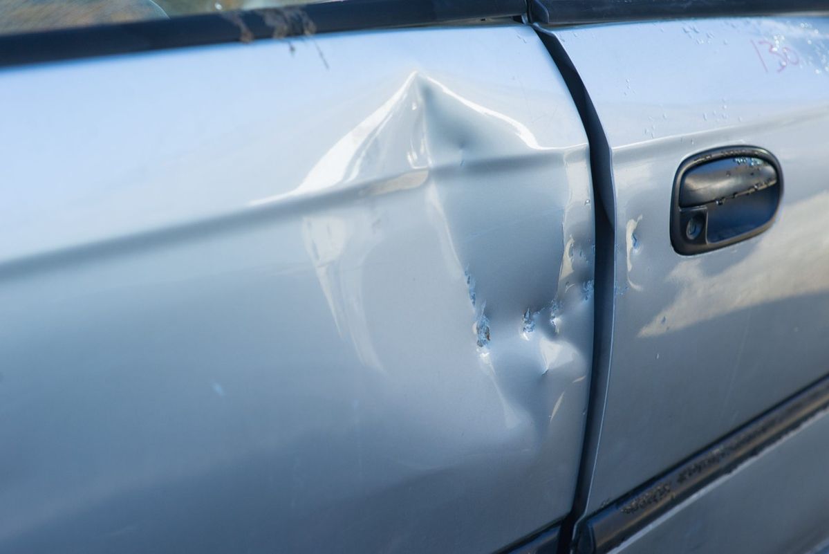 <p>a small hollow in metal caused by a hit</p><p></p><p><strong>Common collocations</strong></p><ul><li><p>___ the car</p></li><li><p>small ___</p></li><li><p>repair a ___</p></li></ul><p></p><p><span style="line-height: inherit;"><em>a large ___ in the car door.</em></span></p><p><span style="line-height: inherit;"><em>The impact of the stones made little ___ in the metal.</em></span></p>