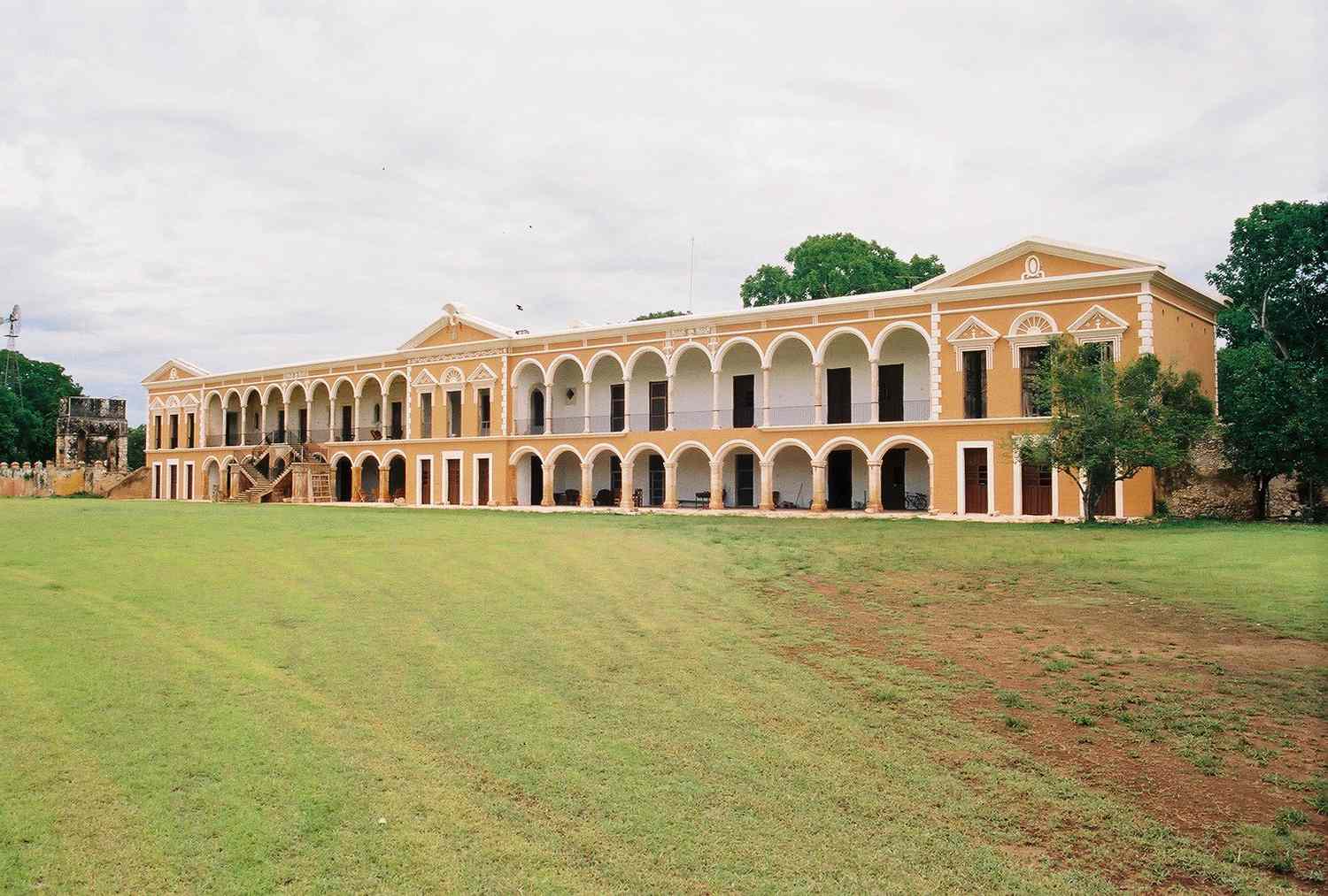 <p>A large estate using peon labor.</p>