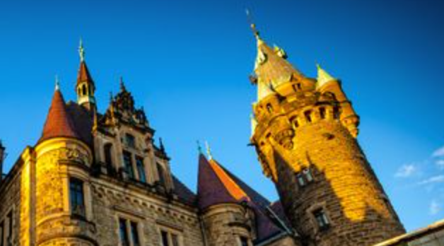 <p>Klattra upp på slottets västra hals.</p><p></p>