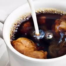 <p>Un caffè americano con latte e dolcificante</p>