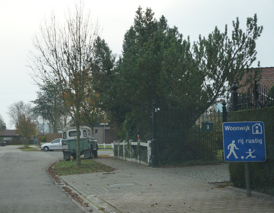 <p>In deze woonwijk binnen de bebouwde kom is de snelheid beperkt tot</p>