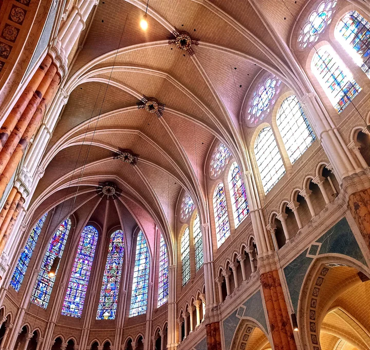 <p>Emphasis on verticality and light.</p>