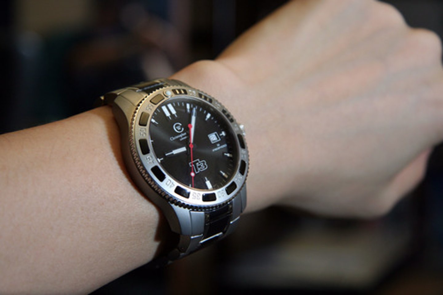 <p>(British English) xem/biết giờ Ví dụ: My little nephew can already tell the time.</p>