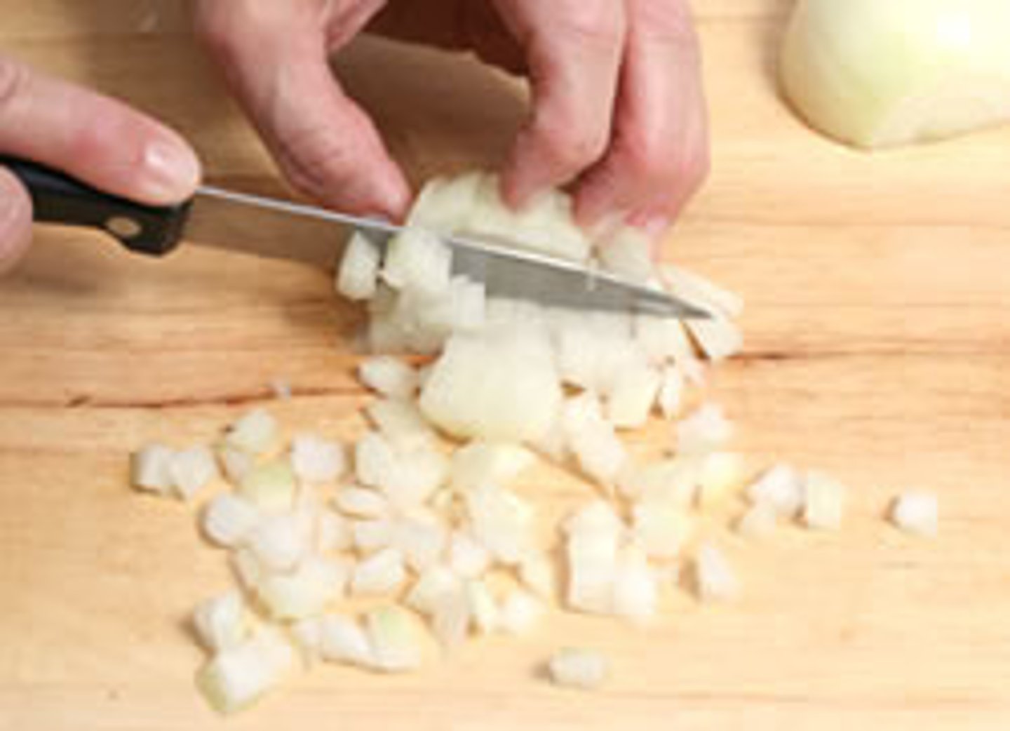 <p>chặt nhỏ, băm nhỏ</p>
