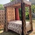 <p>un grand lit à baldaquin</p>