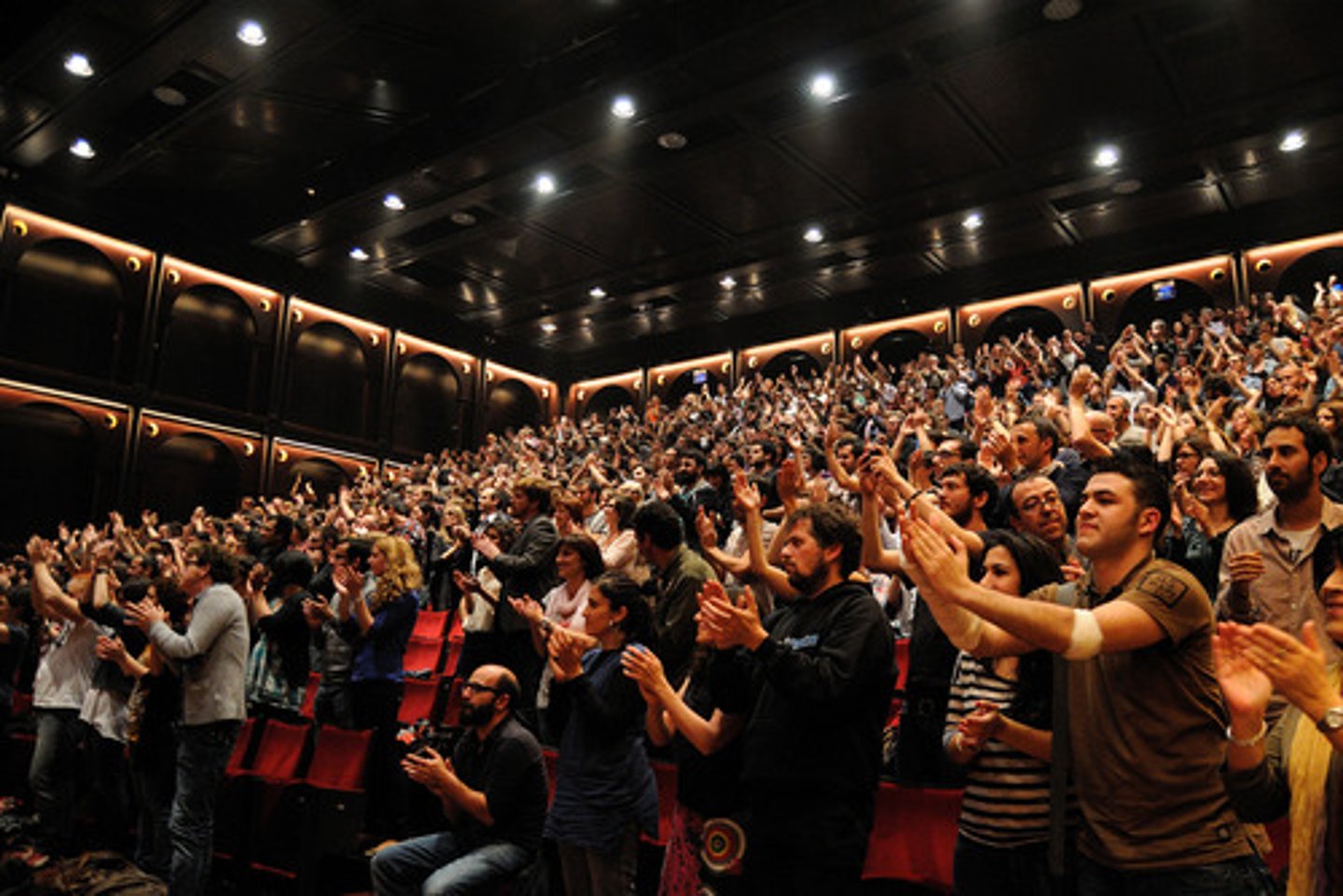 <p>(formal English) có màn trình diễn xuất sắc Ví dụ: The actor gave an outstanding performance.</p>