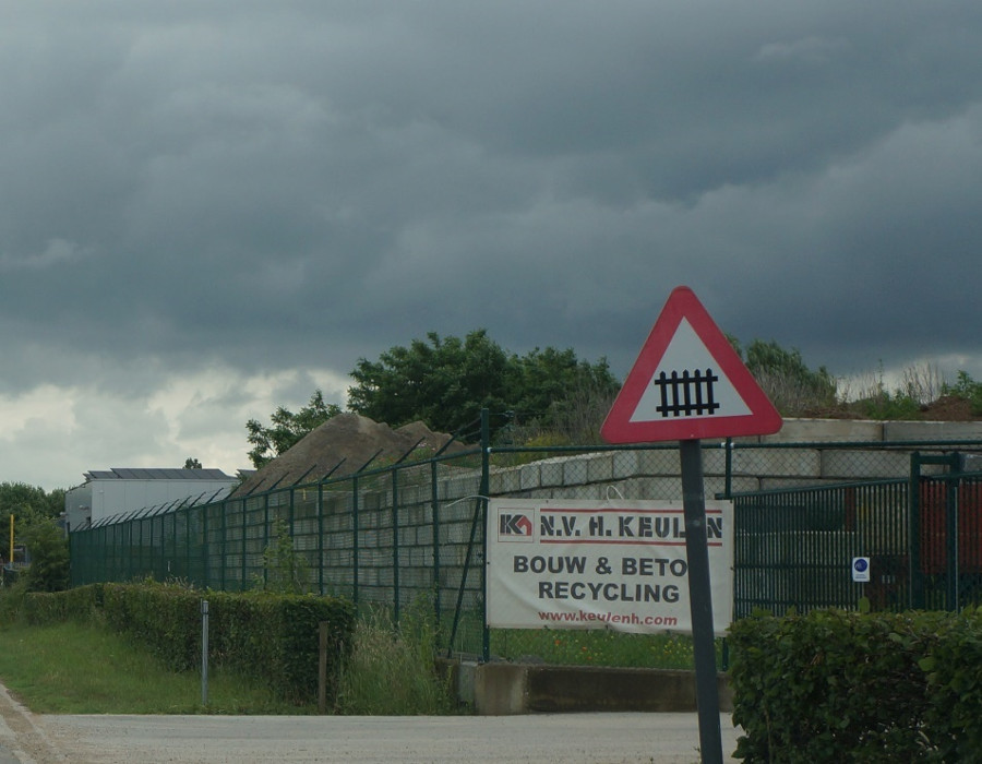 <p>Wat kondigt dit bord aan?</p>
