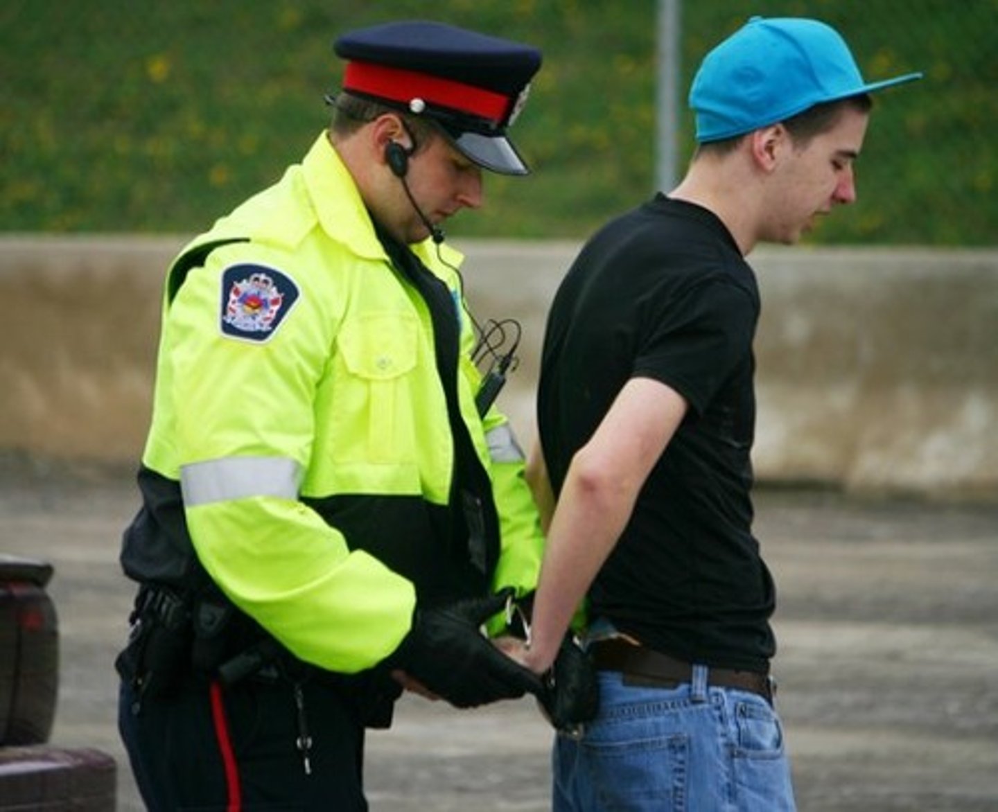 <p>(formal English) đóng vai trò răn đe Ví dụ: Strict laws act as a deterrent.</p>
