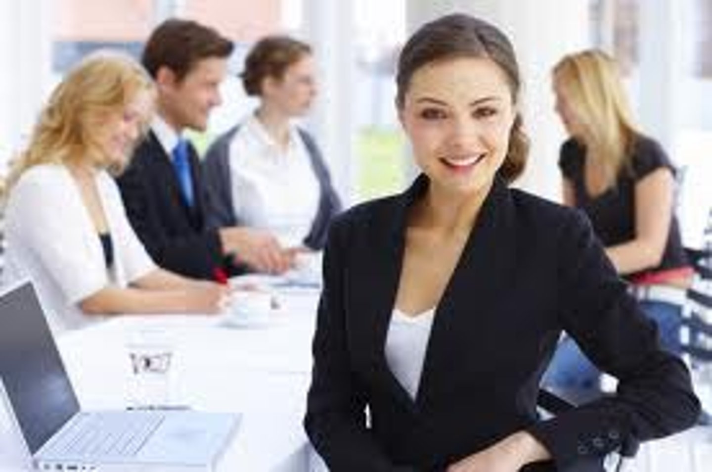 <p>nữ doanh nhân • The businesswoman works in an office.</p>