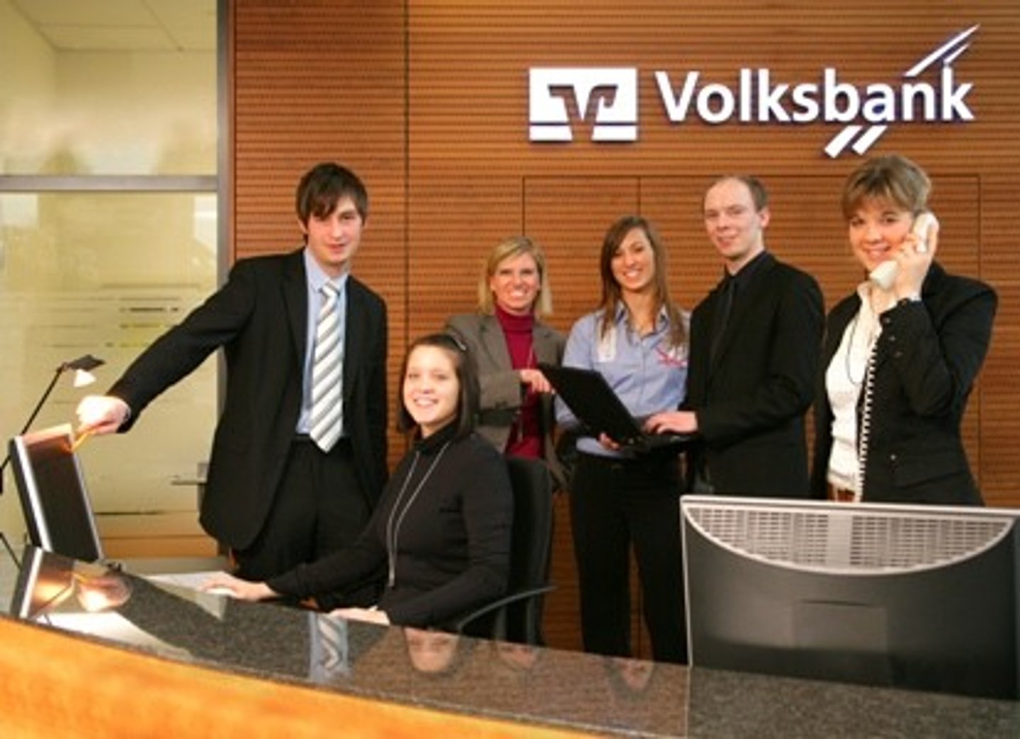 <p>the bank clerk, banker (m &amp; f)</p>