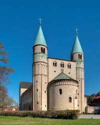 <p>Saint Cyriakus (11.22), Monumental church entrance.</p>