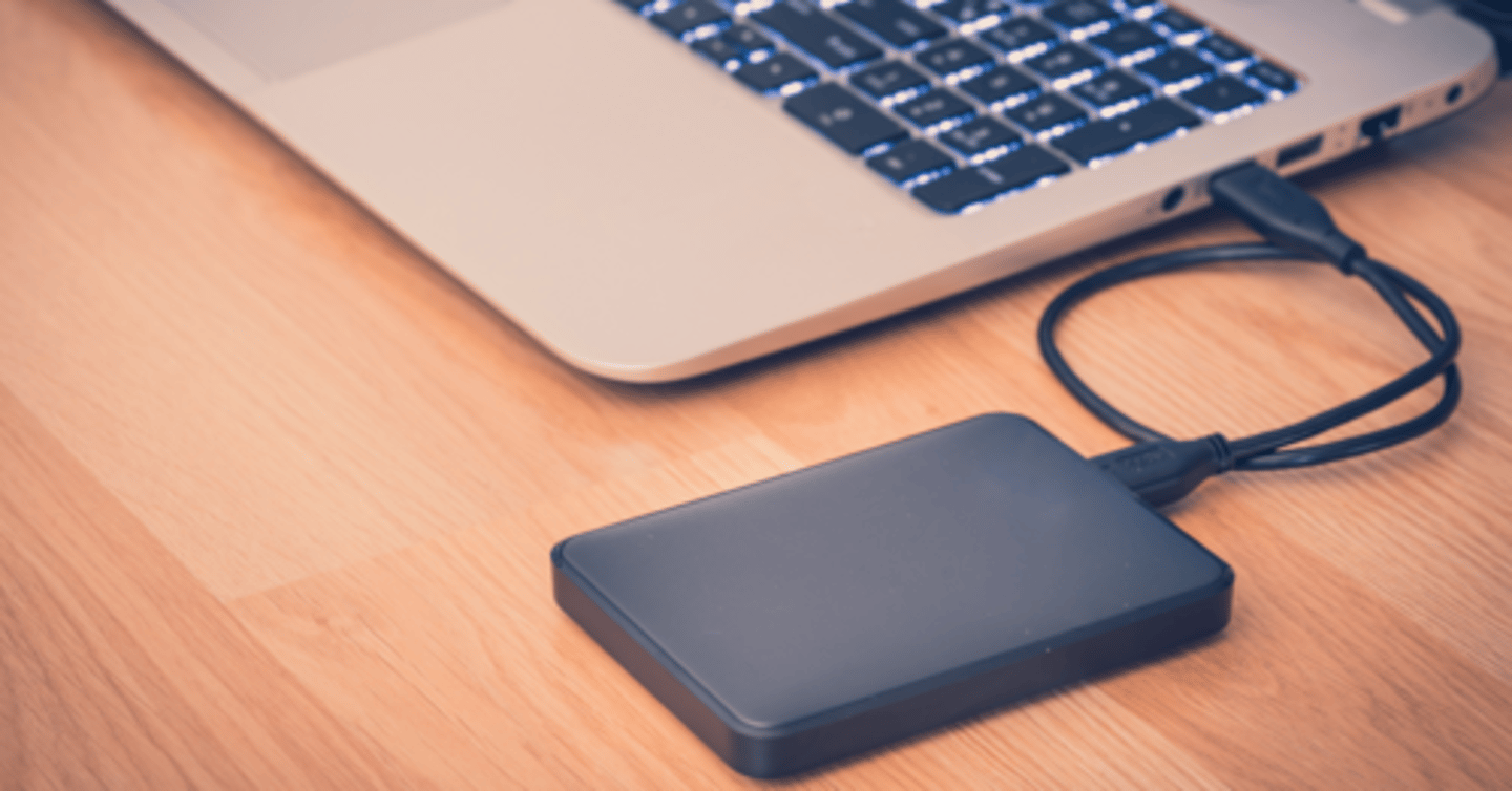 <p>TRANSLATION: внешний жесткий диск</p><p>DEFINITION: A portable data storage device that you connect to a computer.</p><p>EXAMPLE: To keep my photos safe, I back them up on an .................. once a month. Чтобы сохранить свои фотографии в безопасности, я раз в месяц копирую их на ВНЕШНИЙ ЖЕСТКИЙ ДИСК.</p>