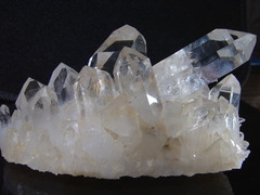 <p>Very common rock-forming mineral; very hard; used to make glass; SiO2</p>
