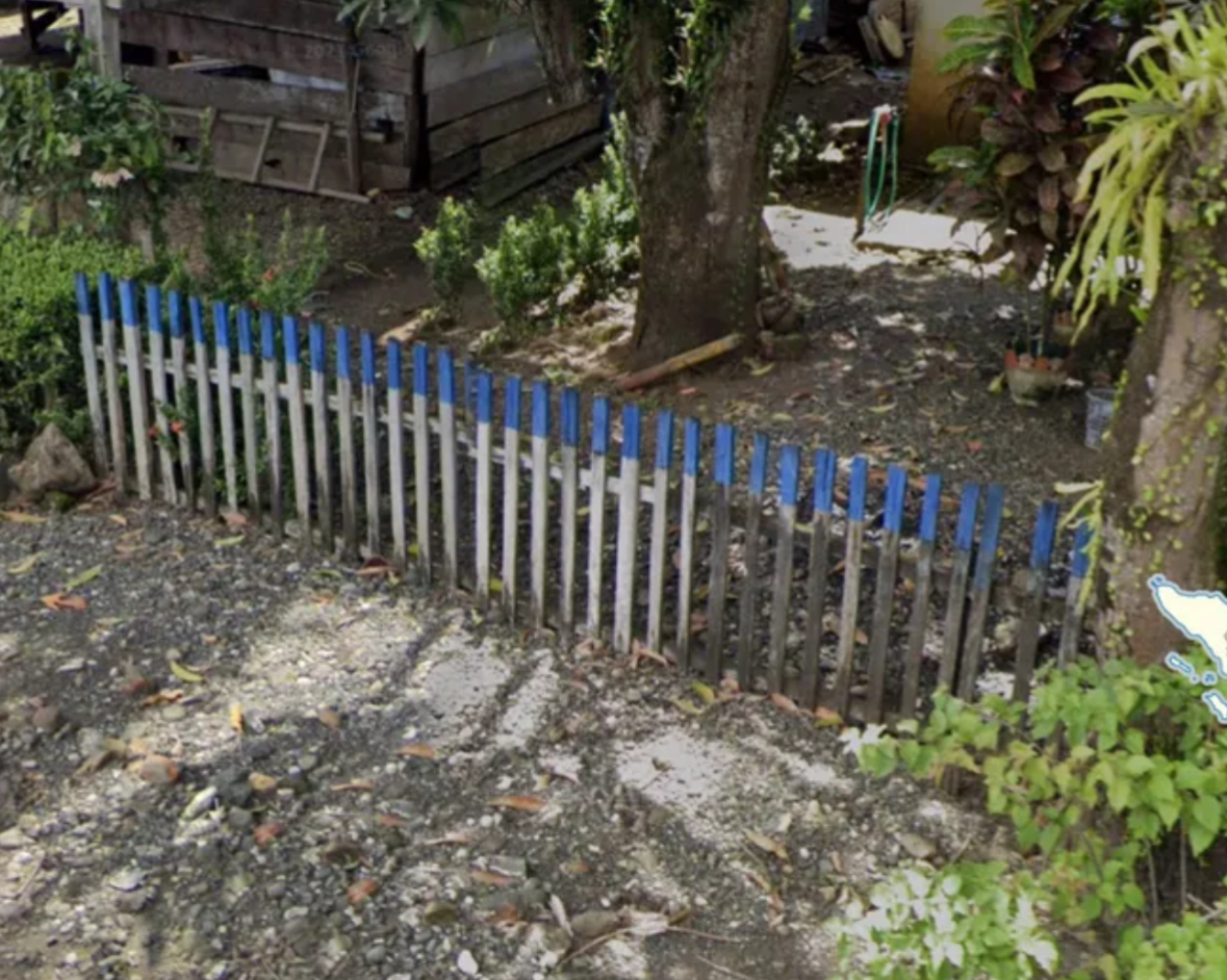 <p>Blue and white fences</p>
