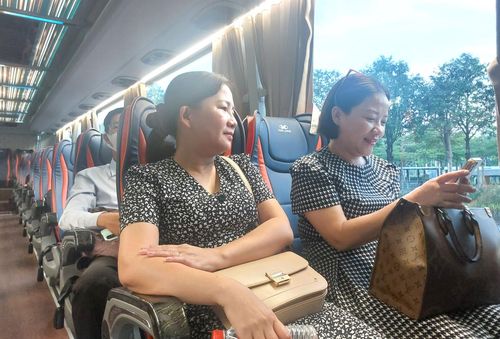 <p>commute (v) <span>/kəˈmjuːt/</span></p>