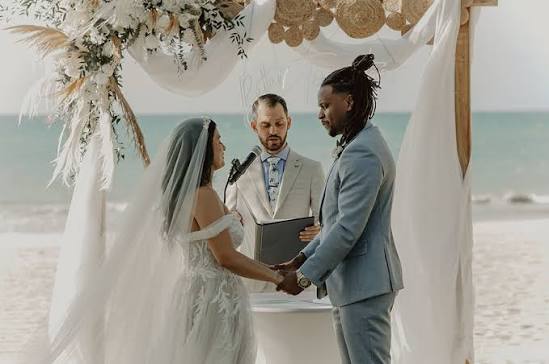 <p>Se casó con; casarse con</p><p>Mi hermana se casó</p>