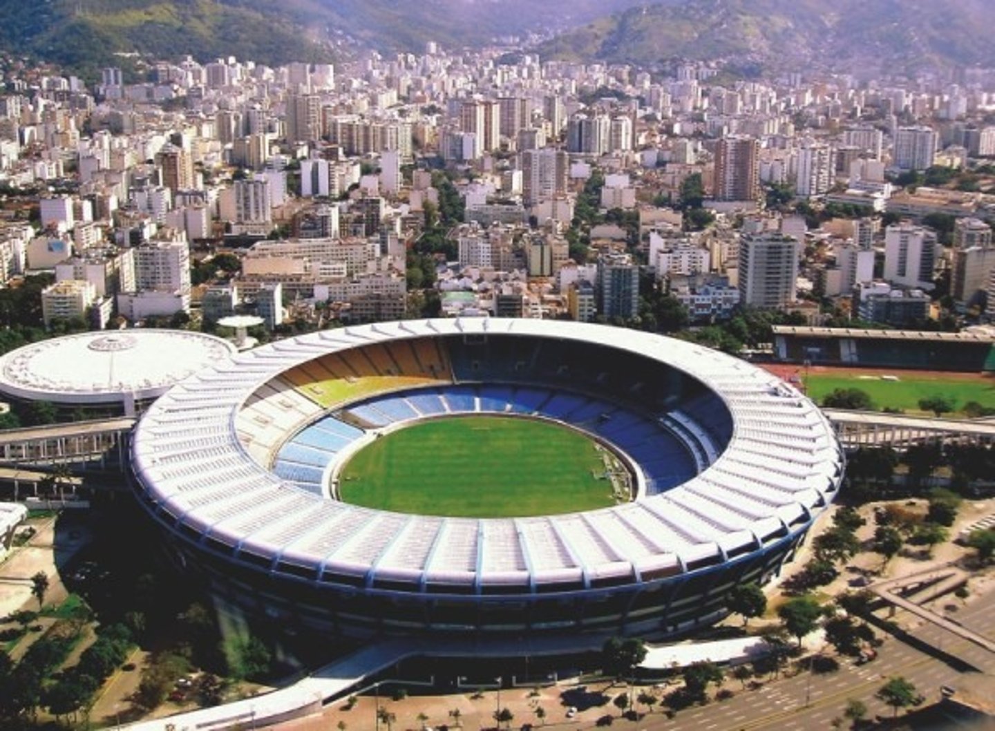 <p>stadium (compete+skill+large place)</p>