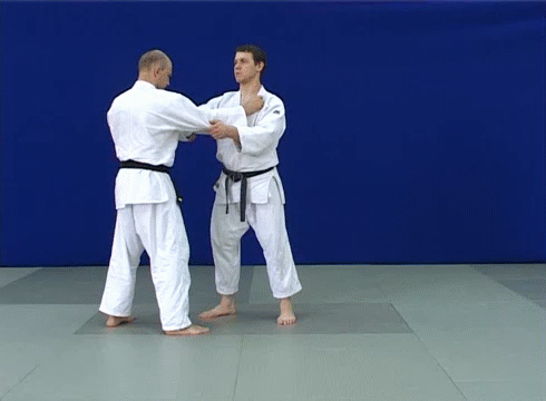 <p>Minor outer breaking throw</p>