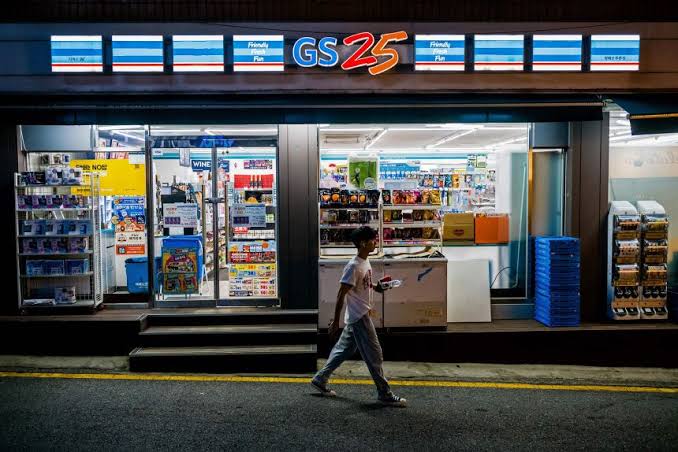 <p>convenience store [<span><span>kənˈviːniəns stɔː(r)]</span></span></p>