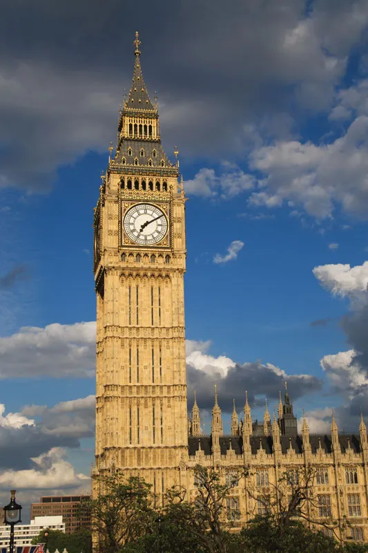 <p>Identify the monument </p><p>Located</p><p>Architect</p>