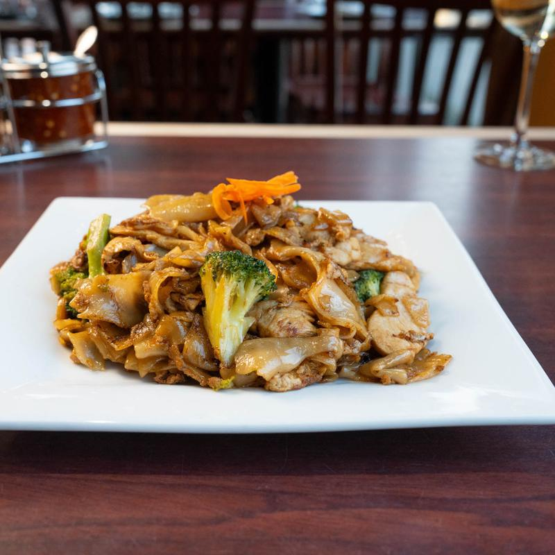 <p>Noodle, FAT noodles, soy sauce flavor, broccoli and egg</p>