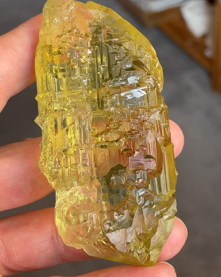 <p><strong>Heliodor,</strong> a captivating yellow to orange variety of beryl, derives its coloration from the substitution of which ion for aluminum (Al³⁺) in the crystal lattice <strong>Be₃Al₂Si₆O₁₈</strong>?</p>