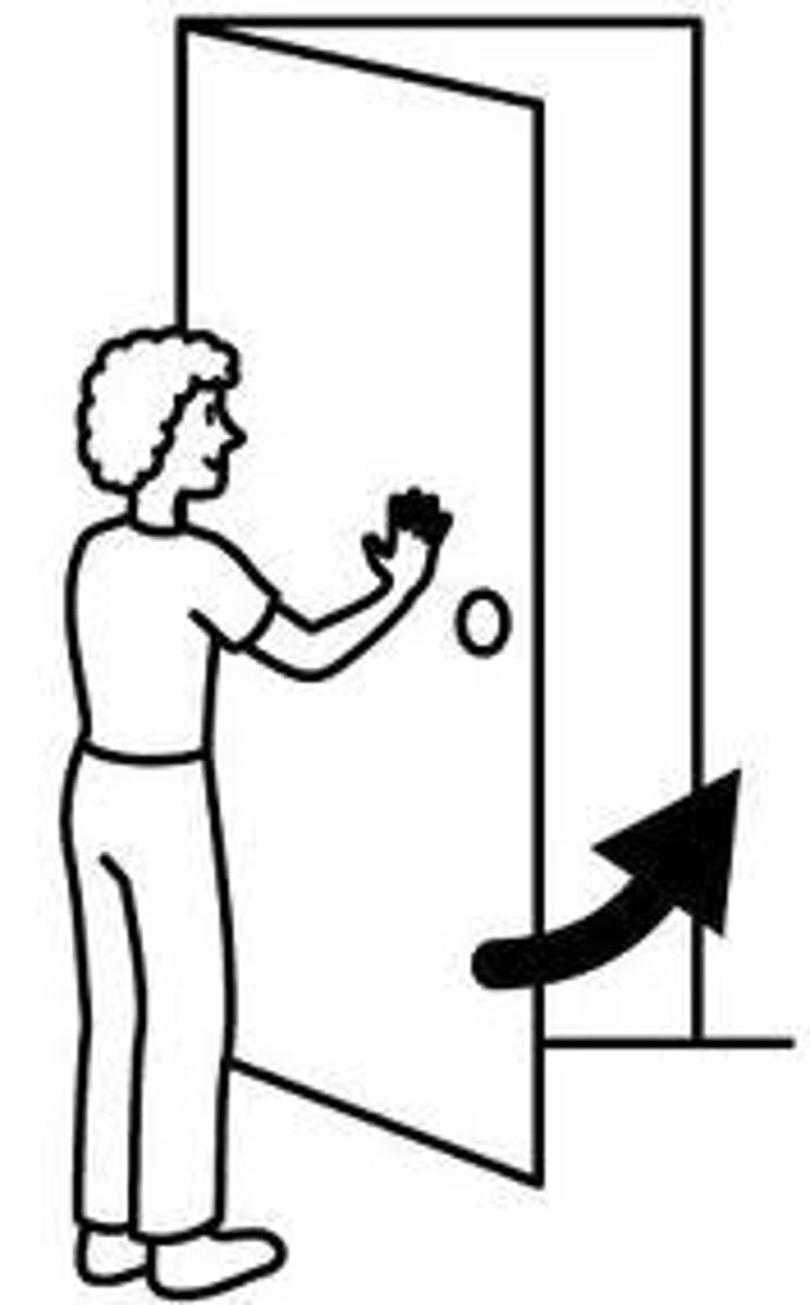 <p>to close, what do you close? I close the door, I do not open the door</p>