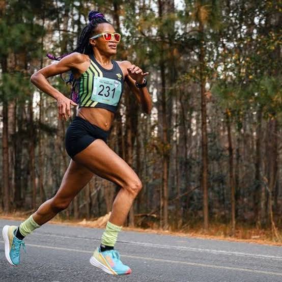 <p>Trató</p><p>El intentó correr un maratón</p>