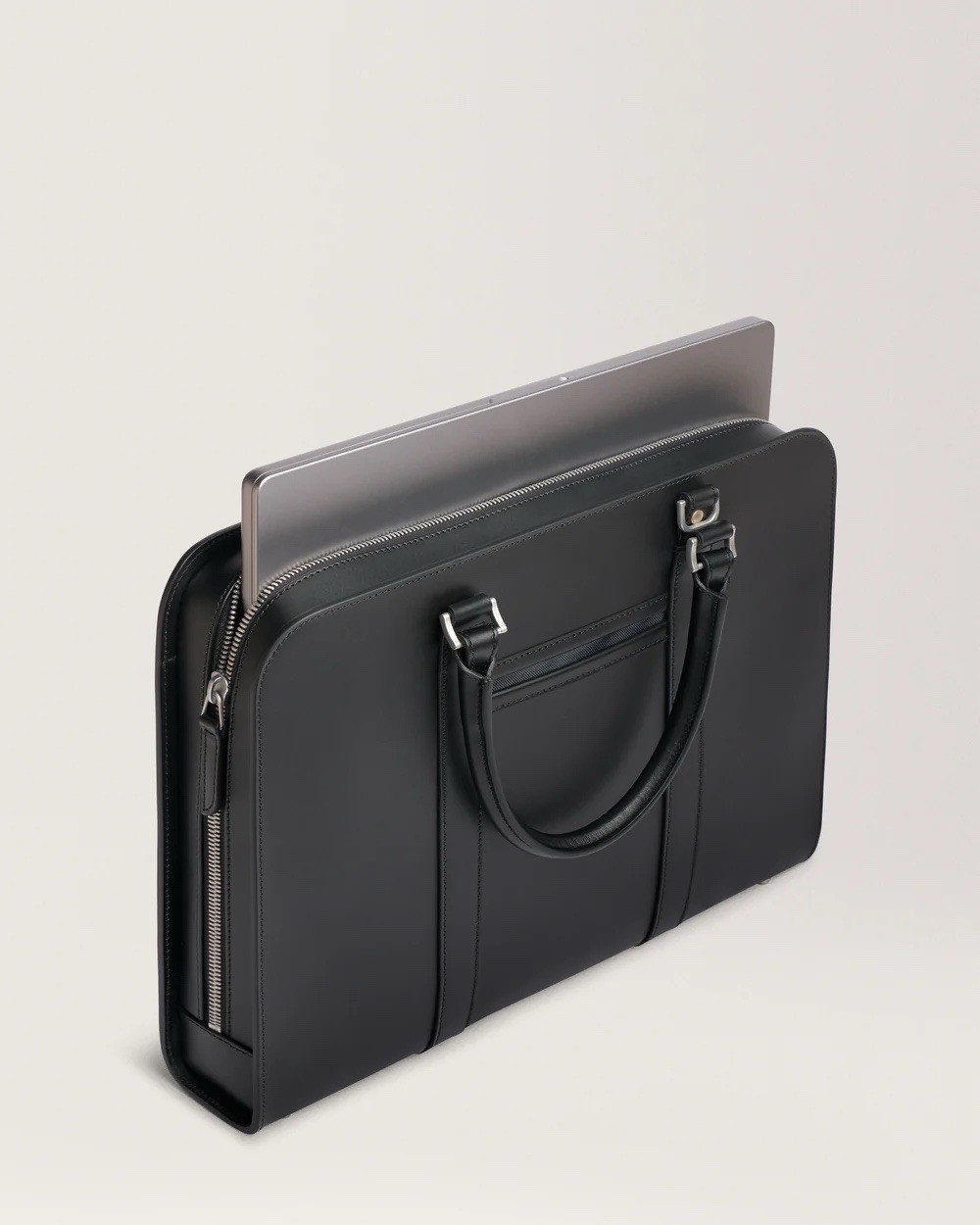<p>A flat, rectangular bag with a handle, used for carrying papers or documents</p>
