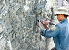 <p>(v) All ancient coins were made by hand using engraved metal moulds. chạm khắc</p>