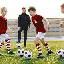 <p><span>chơi bóng đá (cụm)</span></p><p><span> (Để chơi bóng đá, tôi mang giày bóng đá vào.)</span></p>