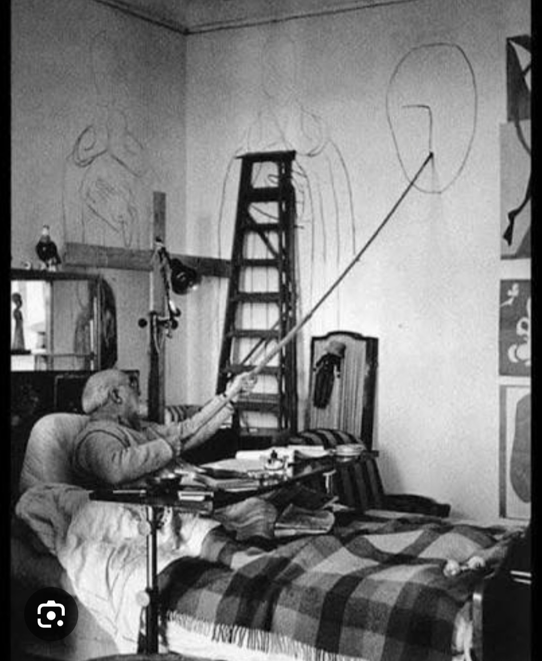 <p>Vers la fin de sa vie, suite à une opération chirurgicale qui l’a obligé à s’aliter, Henry Matisse fût précurseur d’une technique artistique. Laquelle ?</p>