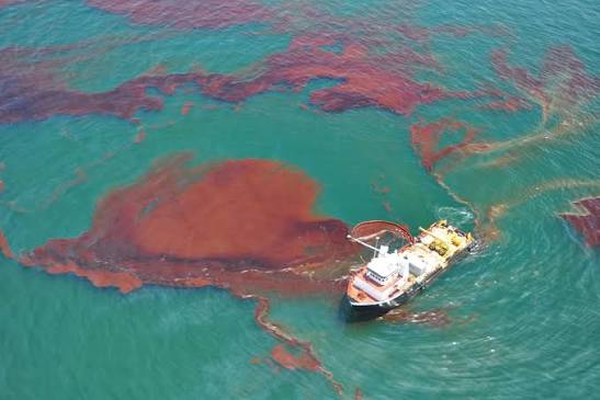 <p>oil spill [<span>ɔɪl spɪl]</span></p>