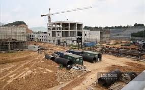 <p>construction site (n) <span>/kənˈstrʌkʃn saɪt/</span></p>