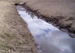 <p>канава, рів</p>
