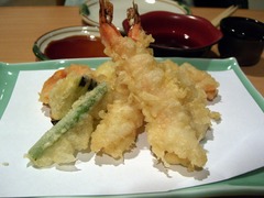 <p>Japanese dish of seafood or vegetables fried in light batter Example: Crispy shrimp _____ is served with soy sauce. món chiên tẩm bột kiểu Nhật u Món Hải sản/Rau củ tẩm bột chiên giòn kiểu Nhật. UK: /temˈpʊə.rə/ | US: /temˈpʊr.ə/</p>